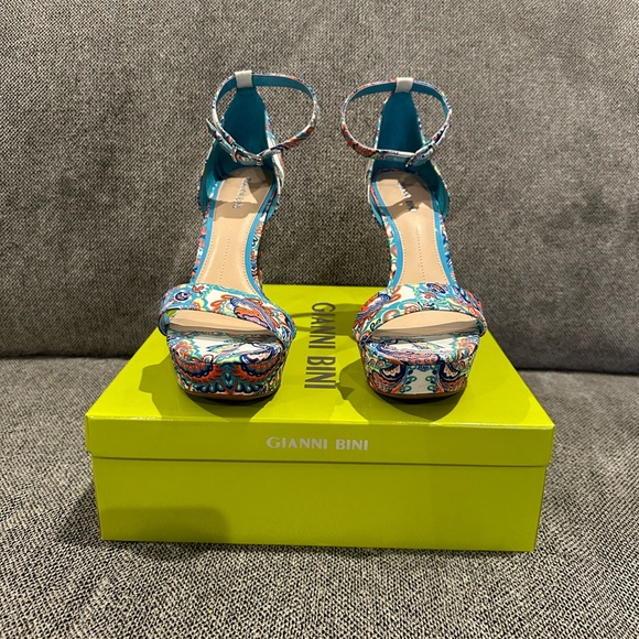 Gianni Bini size 10 blue paisley platform stilettos - Picture 3 of 6